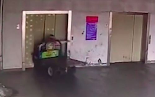 江蘇一女子誤擰三輪車(chē)油門(mén)撞入電梯井墜亡，官方回應(yīng)貨梯設(shè)備正常